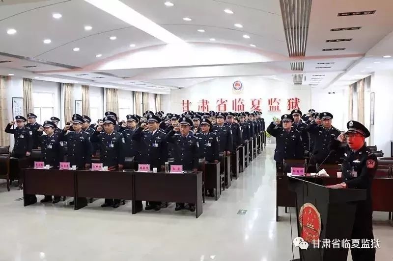 12月4日,天水监狱民警在监狱所在的