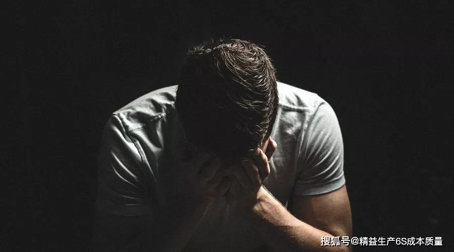 外卖小哥雨中痛哭:人过三十,你没有权利做一个穷人