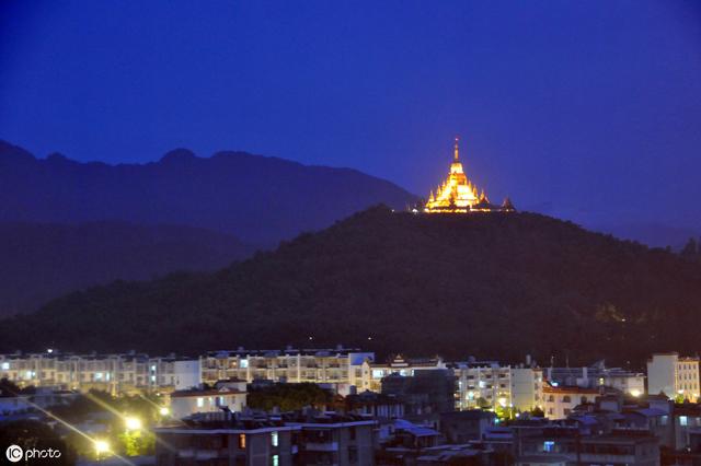 中缅边境的芒市大金塔一带的城市夜景.