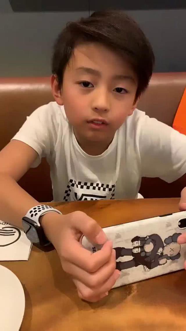 张柏芝与小Q陪弟弟玩耍,母子跟Marcus抢糖,老