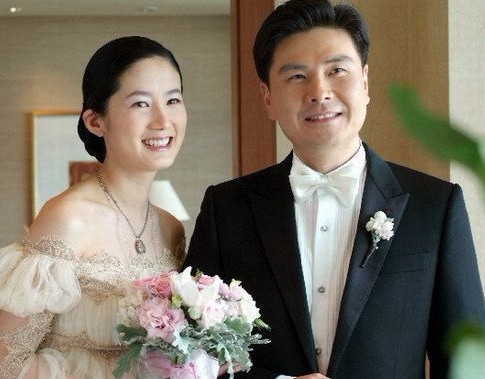 在韩国的娱乐圈来说,女星嫁入豪门已经变成了非常平常的事情,李英爱