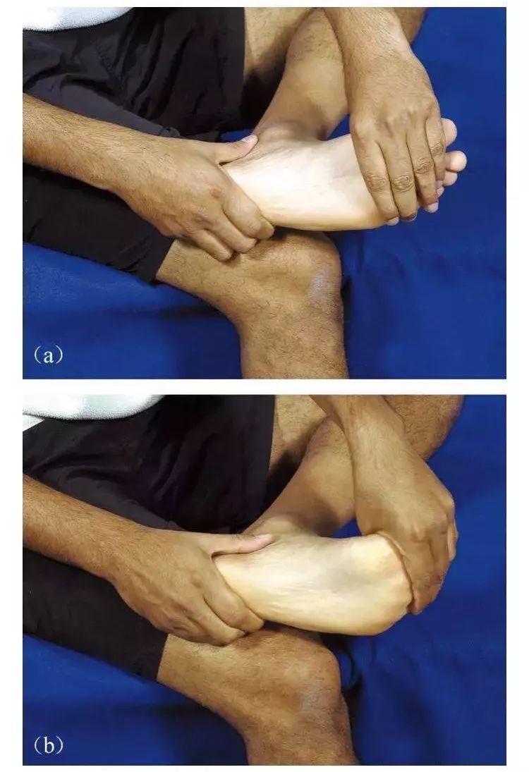 通过(a)抓住前脚掌以及(b)伸展脚趾的方式拉伸足底筋膜