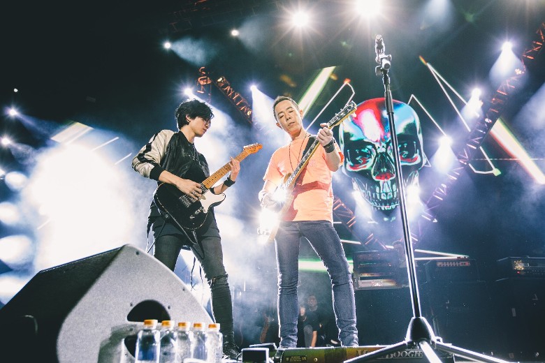 黄贯中再唱《海阔天空》太太朱茵和女儿到场支