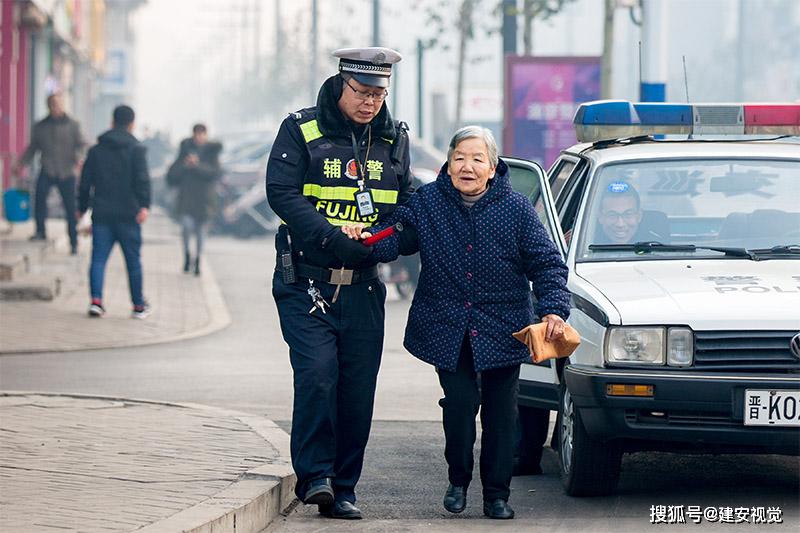 介休好人,交警搀扶老人过马路,凡人善举引领文明