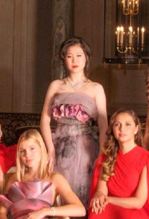 著名歌唱家廖昌永的女儿廖敏冲也受邀出席舞会,当天的她身着灰紫色