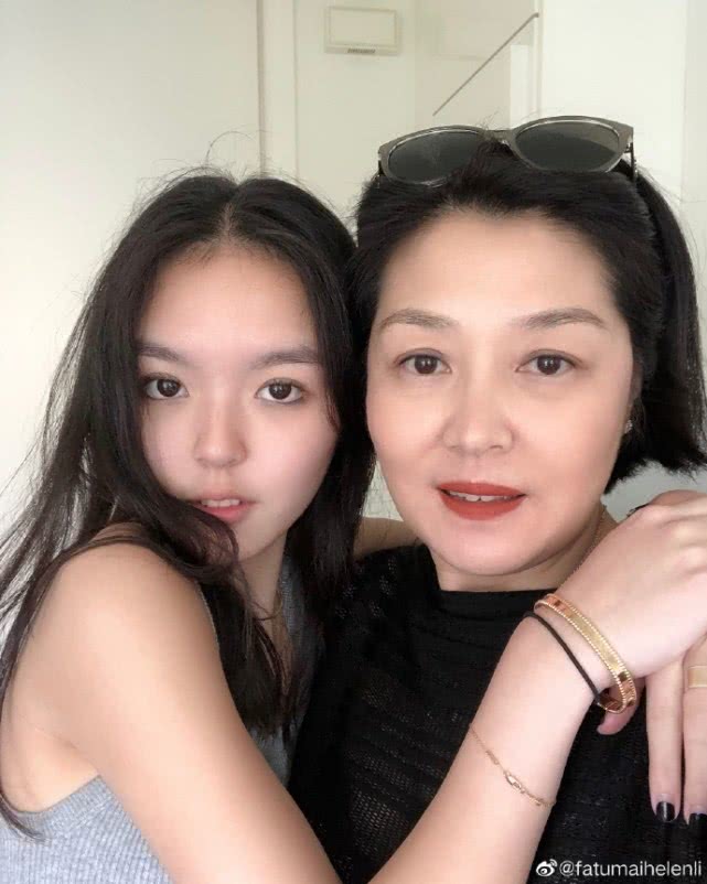 原创李咏17岁女儿法图麦晒照,白色吊带大秀小蛮腰,腰上月牙纹身明显