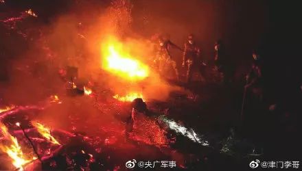 高明山火蔓延到高要回龙高要人民连夜煲糖水送给消防战士