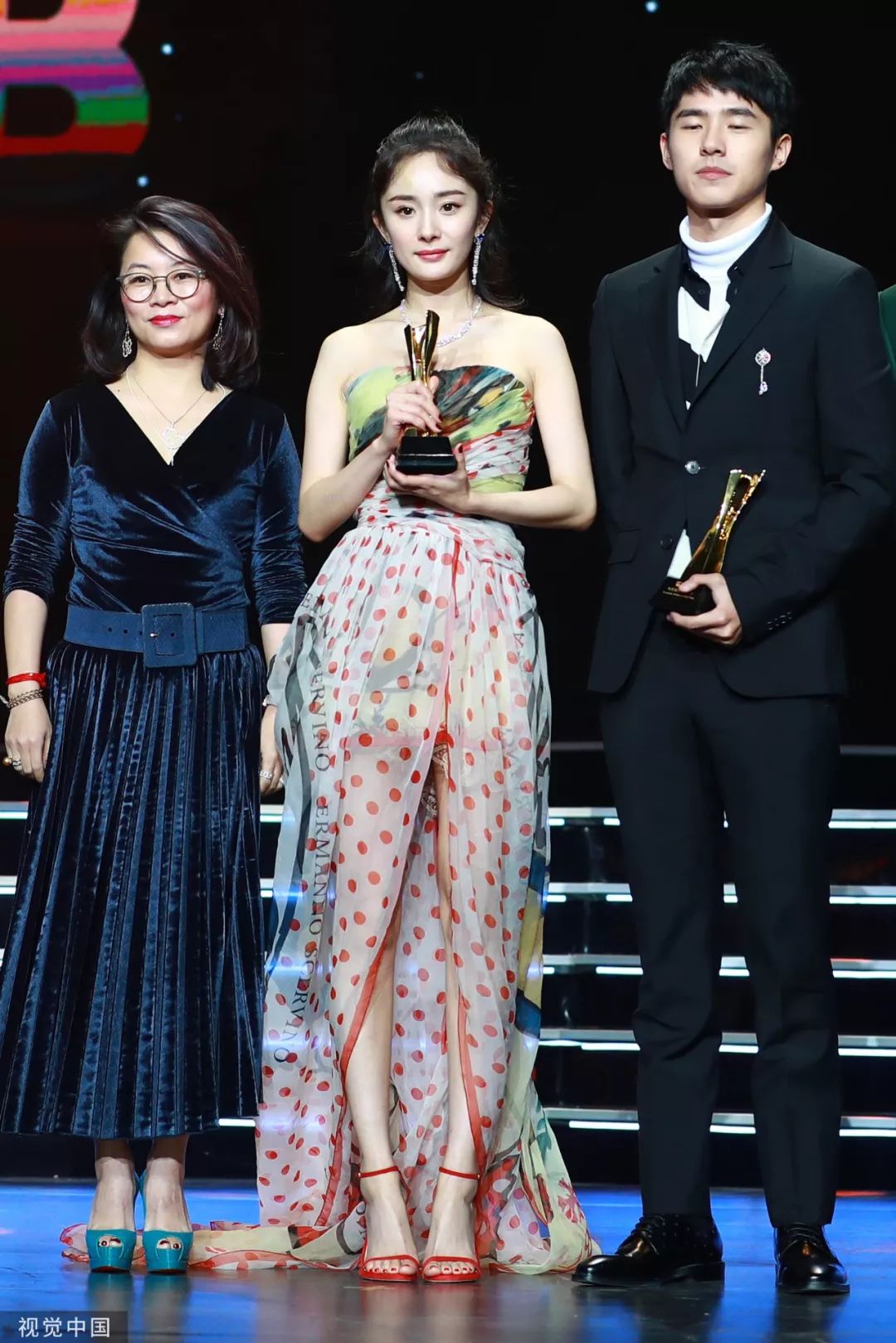 原创 杨幂魏大勋“实锤”!这漫绘腿、A4腰谁顶得住?!