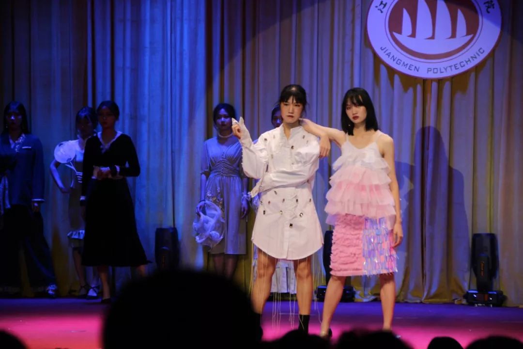 江门职业技术学院第十六届校园文化艺术节之服装设计演绎v职业浩漫画温巧君图片