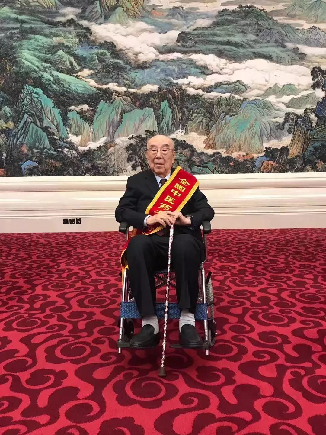 吴咸中院士荣获全国中医药杰出贡献奖