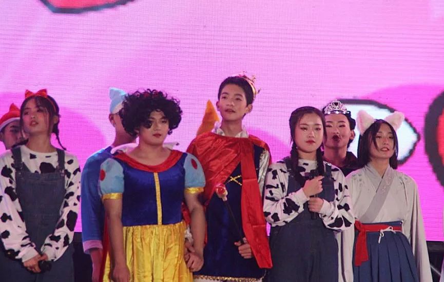 昨晚,江油一中好闹热哦 百年名校果不其然