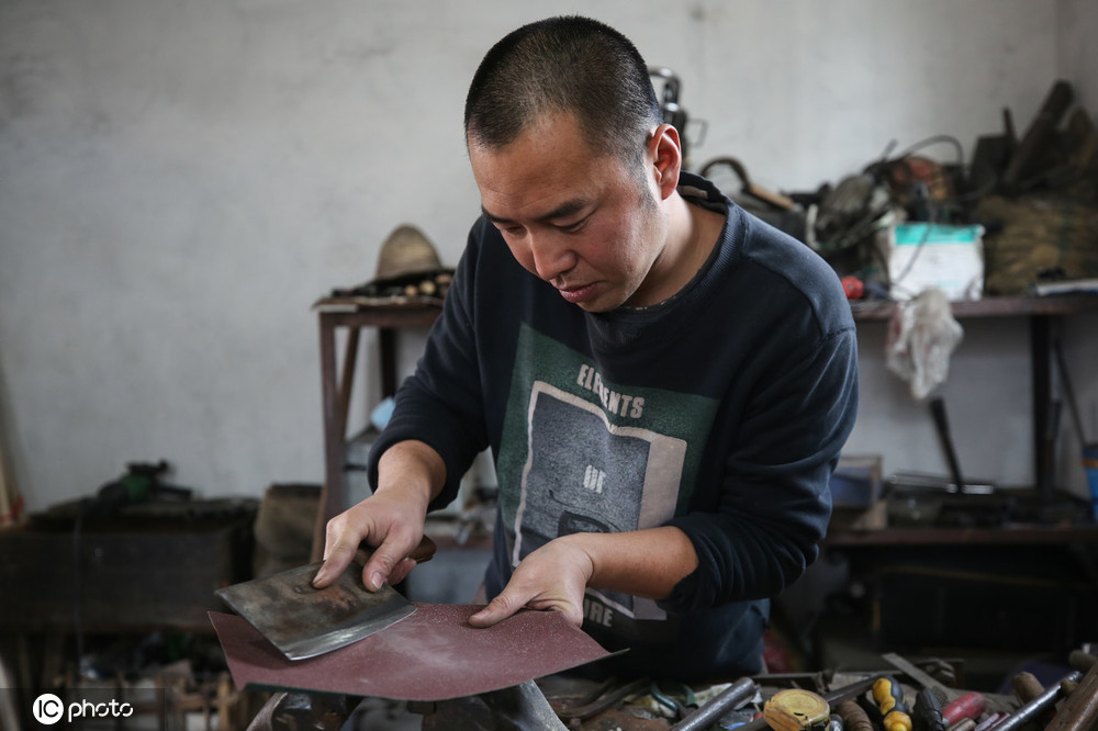 西安大学生痴迷古代兵器 拜师白鹿原铁匠学艺三年圆梦