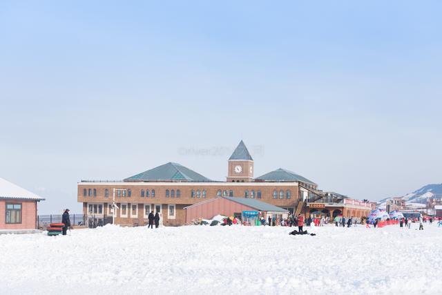 谈球吧体育我国三大滑雪场其中有一个在新疆8条雪道可容纳1万人滑雪(图9)