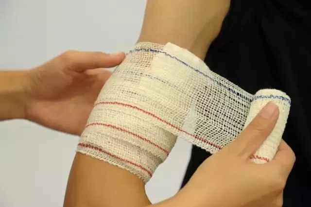 8字包扎法用于  手掌,踝部和其他关节伤口处,能尽可能减少伤员关节的