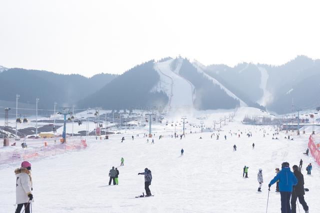 谈球吧体育我国三大滑雪场其中有一个在新疆8条雪道可容纳1万人滑雪(图1)