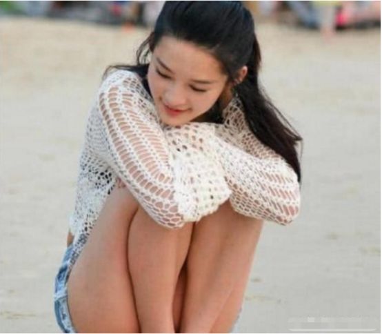李沁的身材有多"撩人"?看到她穿透视装蹲沙滩上,这谁顶得住!