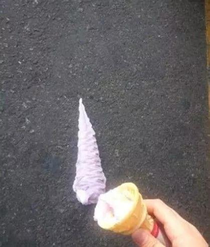 但当你满心欢喜的拿到冰淇淋正准备吃的时候,冰淇淋掉在地上,那是一件