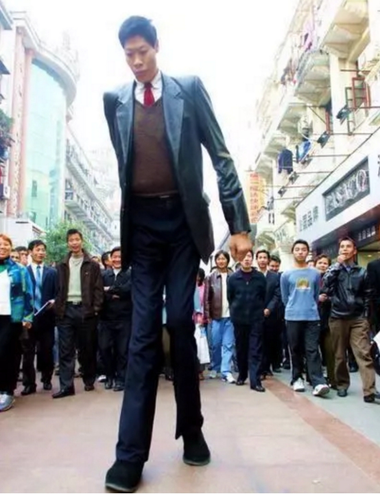 2米42的中国第一高人,结婚19年没孩子,1.65的妻子直言