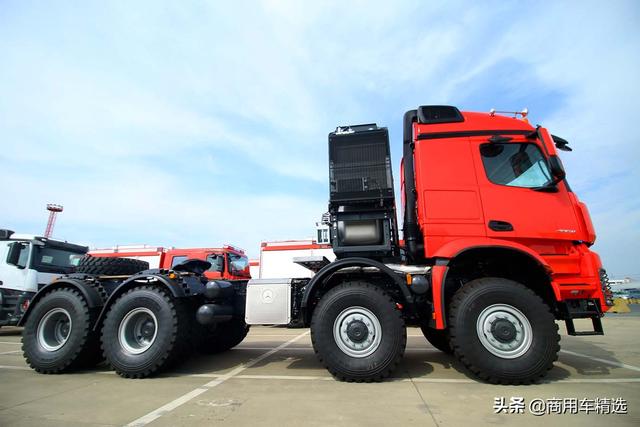 亚洲首台奔驰acros4863slt8x8大件牵引车运抵中国