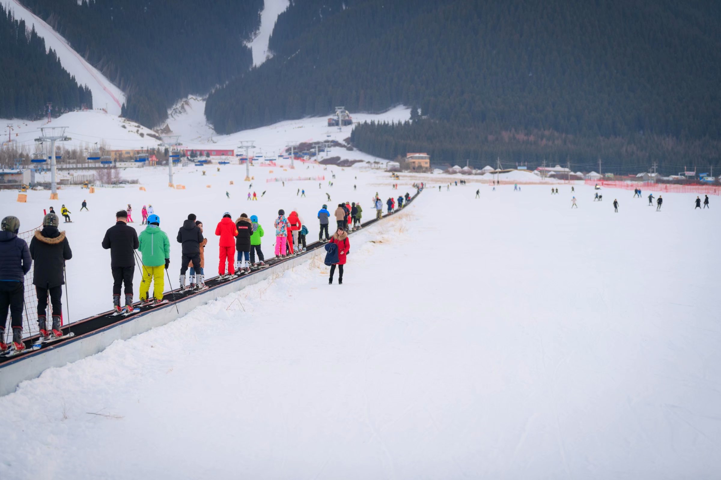 滑雪场建于国家著名景区内部,坐落于 天山山脉,距乌鲁木齐城南38公里
