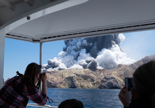 新西兰怀特岛旅游公司负责人讲述火山喷发细节！称岛上有中国公民
