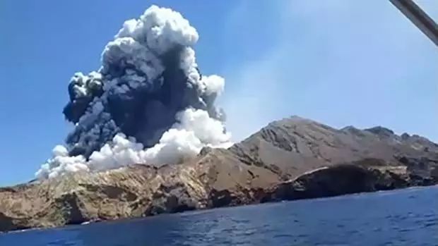 火山喷发多人死伤含两中国人新西兰总理吁降半旗