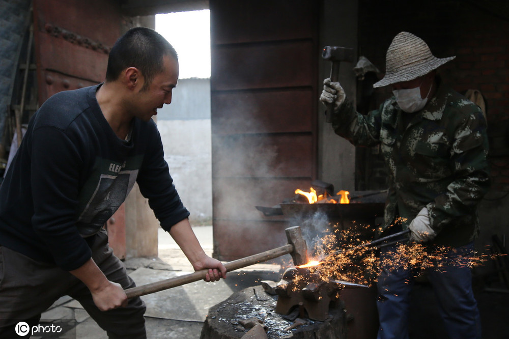 西安大学生痴迷古代兵器 拜师白鹿原铁匠学艺三年圆梦