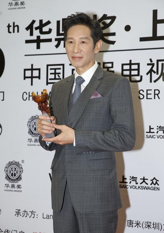 陶虹王劲松陈飞宇宋祖儿获奖后台捧杯满面笑容