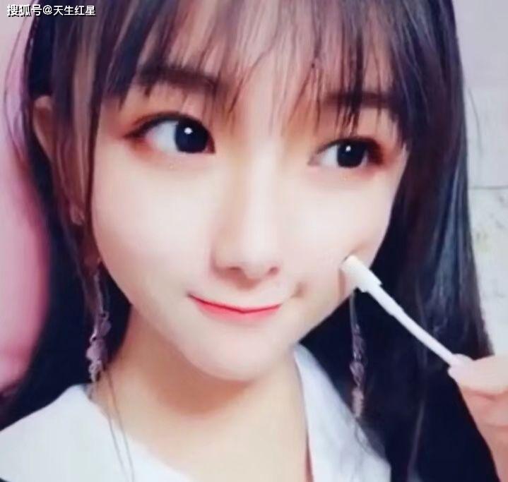 这是个女主播新红,守护她的金主,便是近期在火山热度很高的金主遇见
