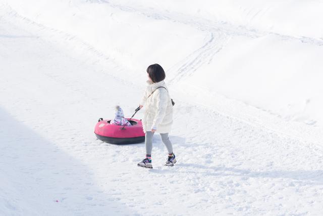 谈球吧体育我国三大滑雪场其中有一个在新疆8条雪道可容纳1万人滑雪(图8)