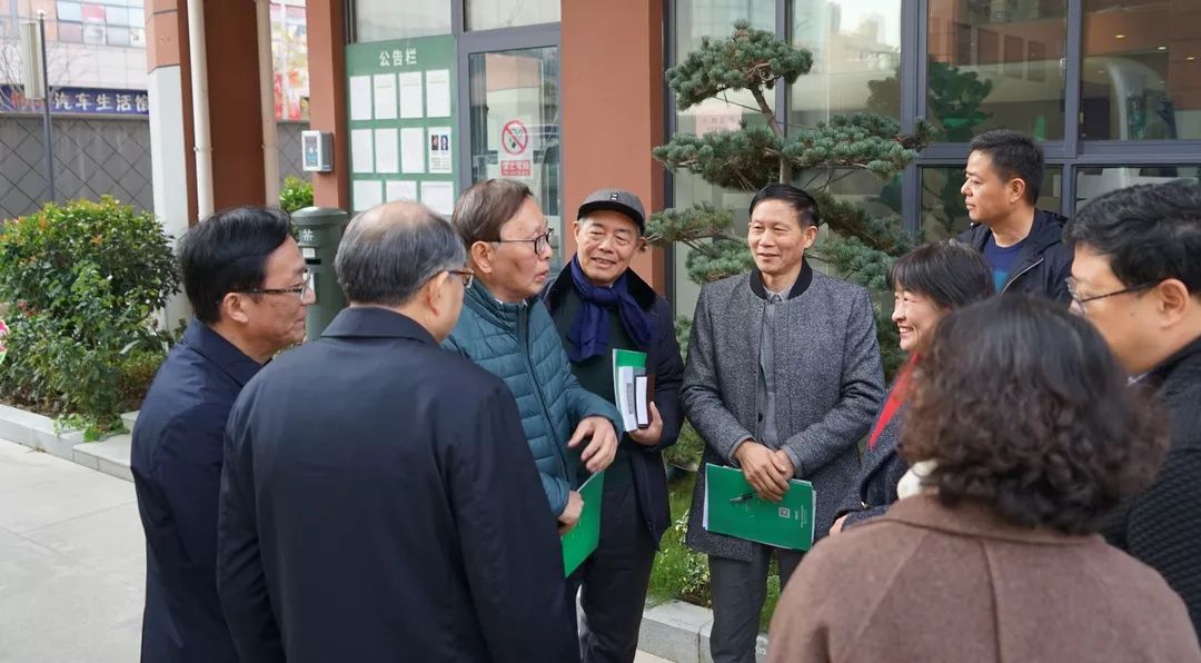 在学校理事会理事长周志群,中学部校长戴文君等校领导的陪同下,调研