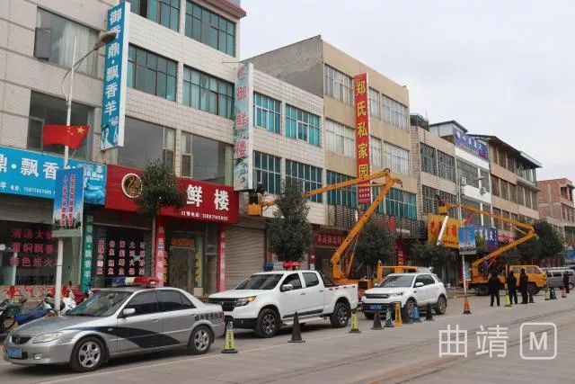 脱色丑化,影响市容市貌.陆良同乐街道将对近400块违规广告牌进行拆除