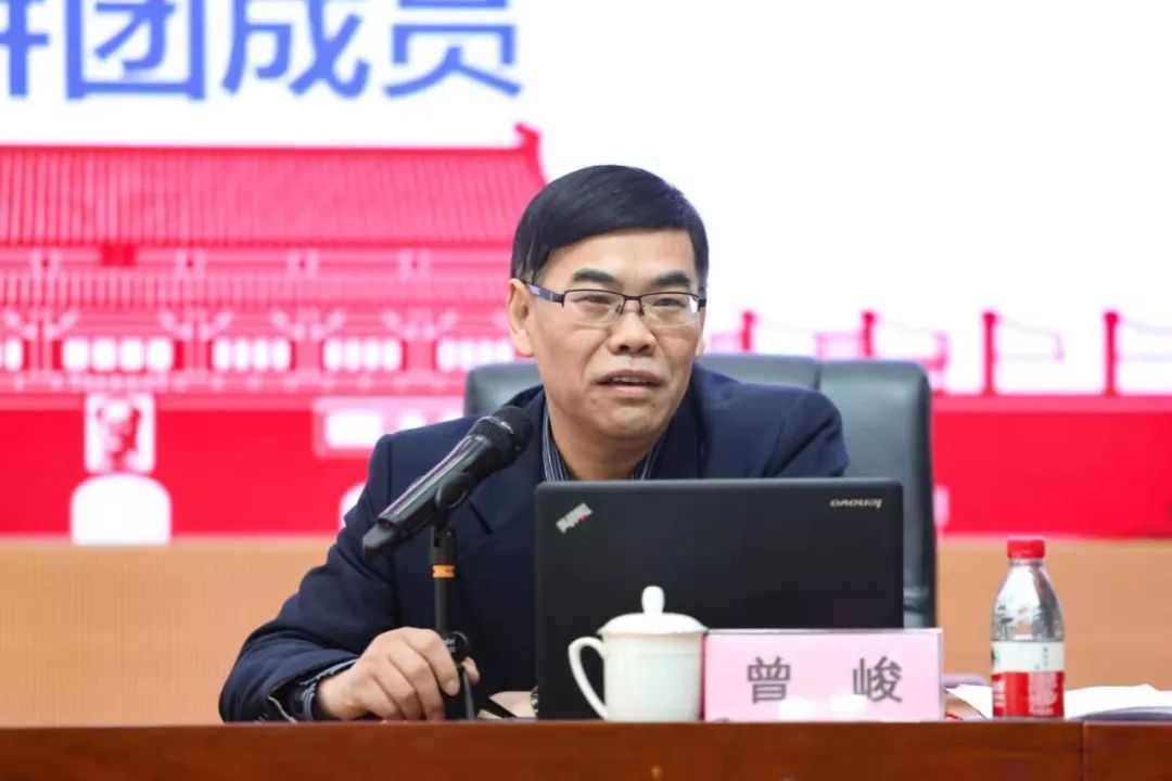市委党校副校长,上海行政学院副院长,教授曾峻作《学习贯彻十九届四中
