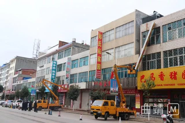 脱色丑化,影响市容市貌.陆良同乐街道将对近400块违规广告牌进行拆除