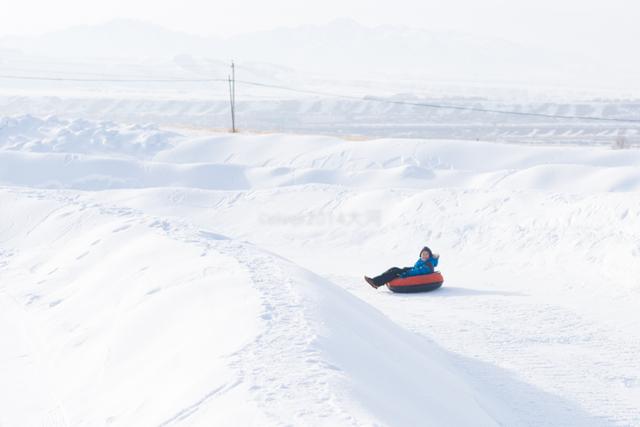 谈球吧体育我国三大滑雪场其中有一个在新疆8条雪道可容纳1万人滑雪(图7)