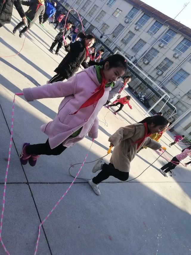 怎么跳跳绳跳得最多 990bb71adbd1449a98ff474f769e3634.jpeg