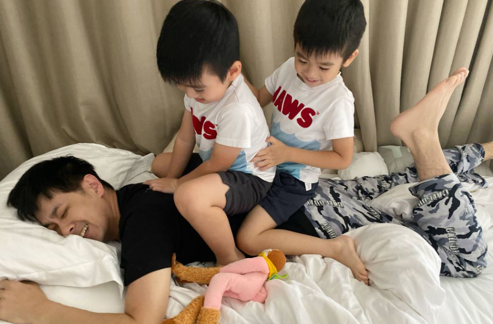 10岁kimi高又帅!林志颖妻子牵手3个儿子露正脸