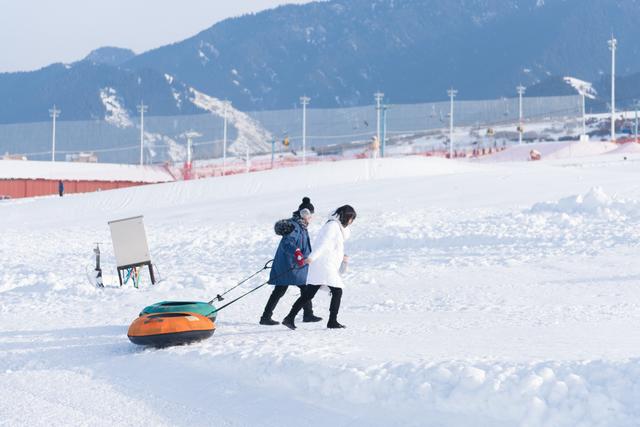 谈球吧体育我国三大滑雪场其中有一个在新疆8条雪道可容纳1万人滑雪(图6)