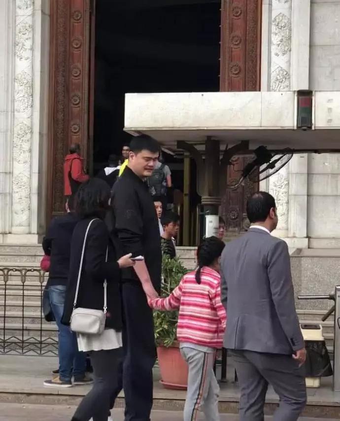 偶遇姚明一家三口出行,9岁姚沁蕾暴风抽高,和父亲手牵手显温馨