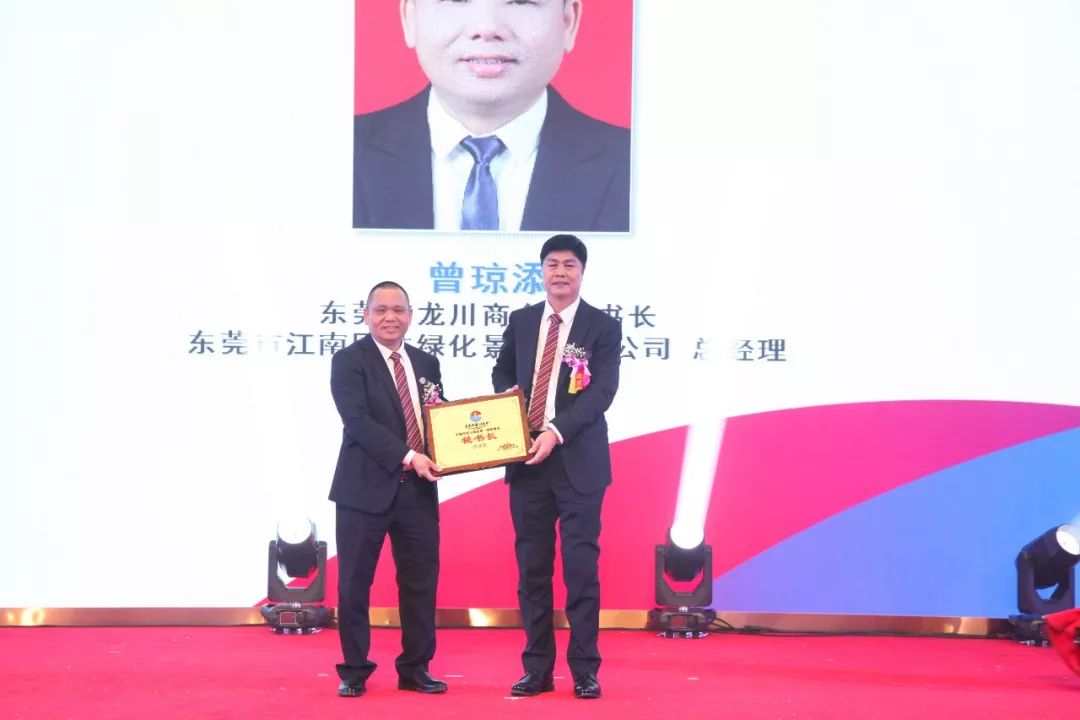龙川县委常委,县统战部长,县政府党组成员邓振中 龙川县人大常委会副