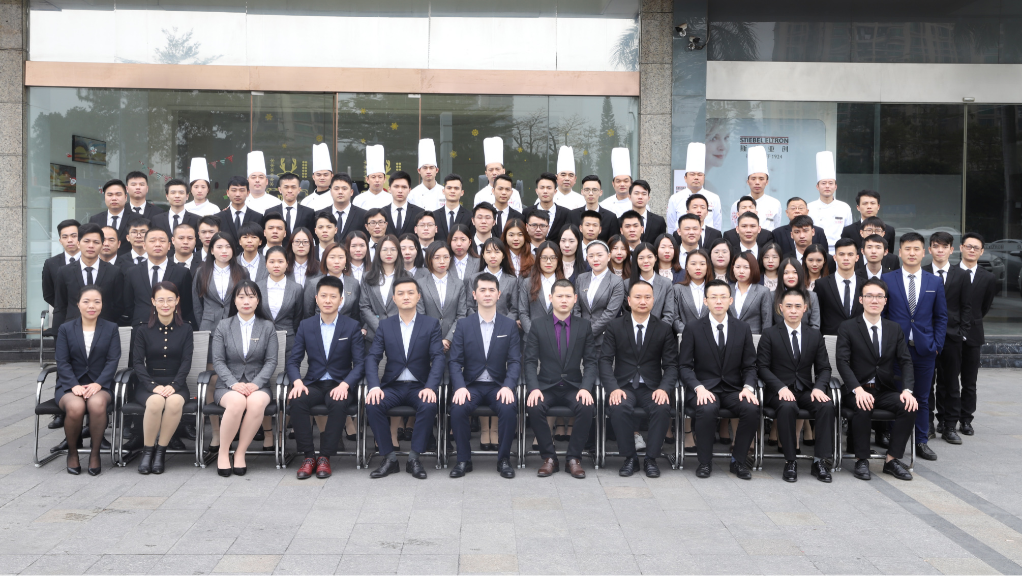 迎宾国际以"一办六中心"为基本管理机构,下设 总经理办公室,品牌管理