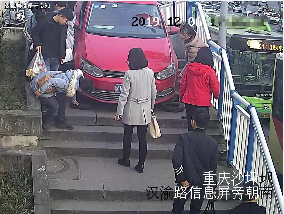 女司机盲目跟着导航走 开进人行道陷入梯坎