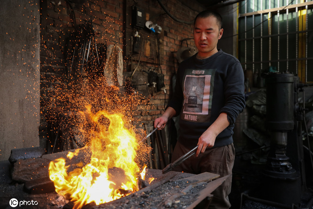 西安大学生痴迷古代兵器 拜师白鹿原铁匠学艺三年圆梦