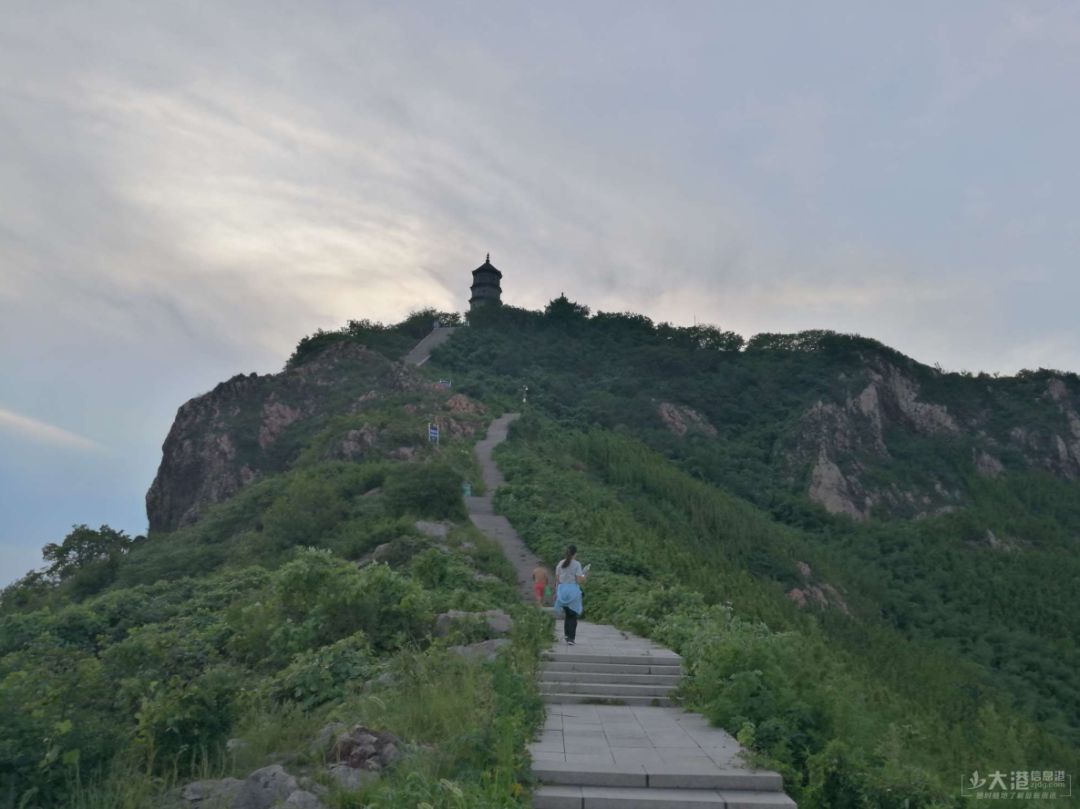 你看到过吗?一群人夜爬镇江新区圌山,发现了惊叹的一幕.