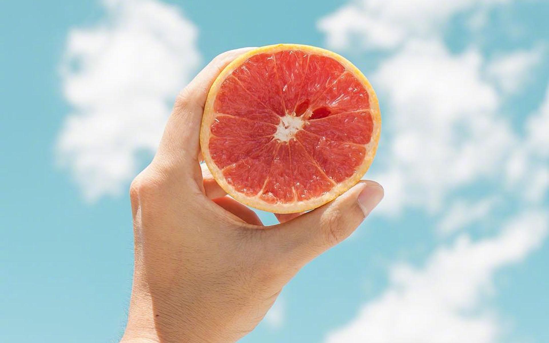 嘴唇喷血一个人猜成语_一个人的图片孤独图片(3)