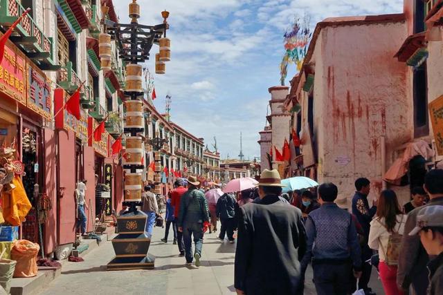 八廓街是拉萨最古老的一条街道,也是藏族人心中最重要的一条转经道