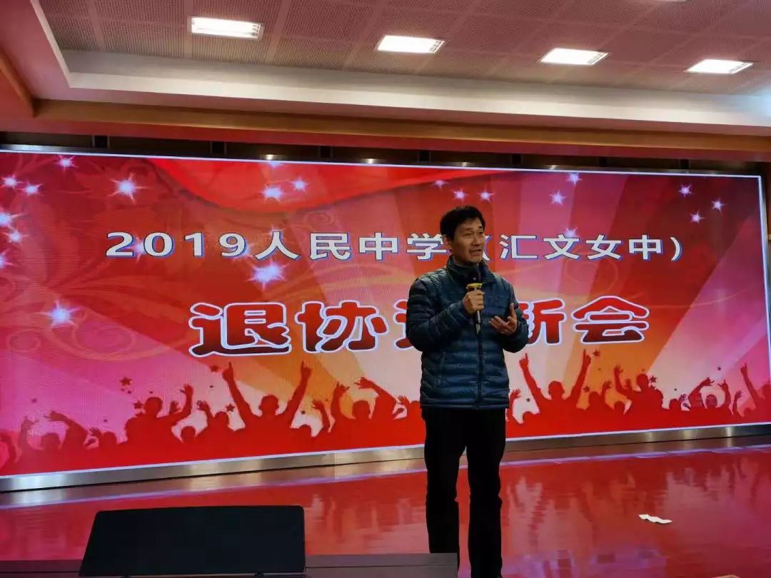 南京市人民中学总务处副主任王吉文老师的毛笔字可谓享誉校园,为给老
