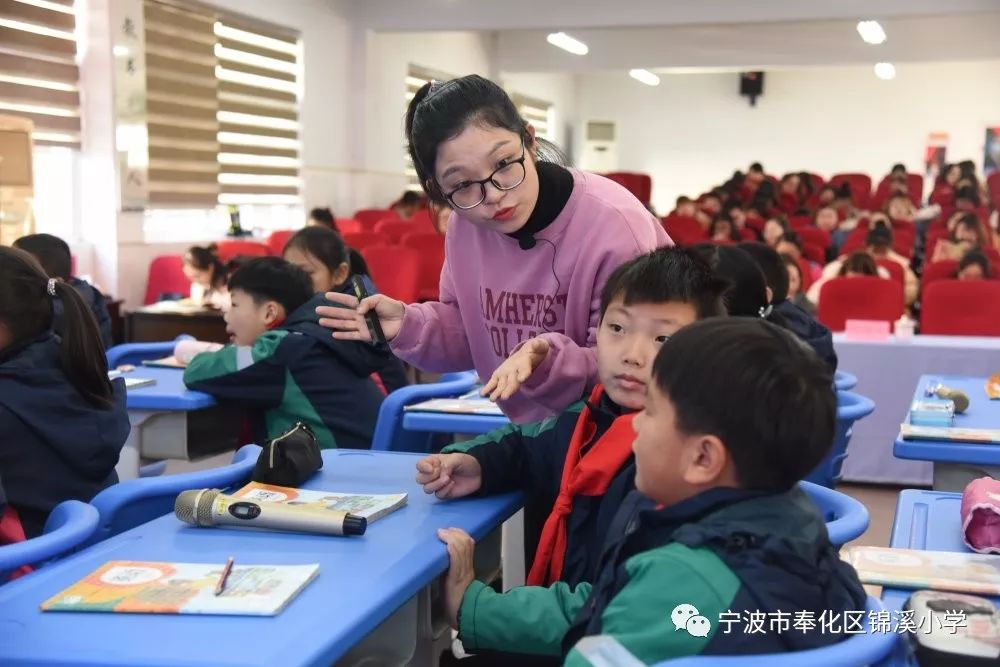 市小学英语教研员邹艳老师,省特级教师,区进修学校校长周道义和奉化区