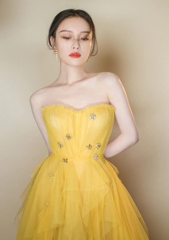 倪妮身穿黄色薄纱裙,仙气味道十足,冻得发抖气