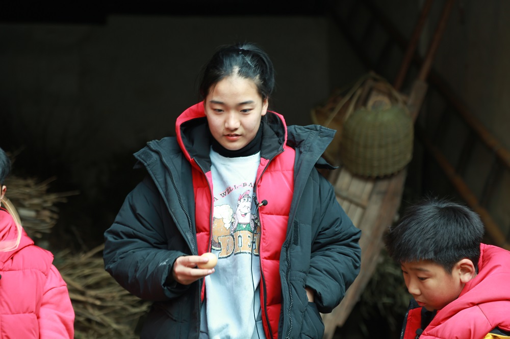 胡雨梦:出品人说我有主持的潜质,我在努力中.